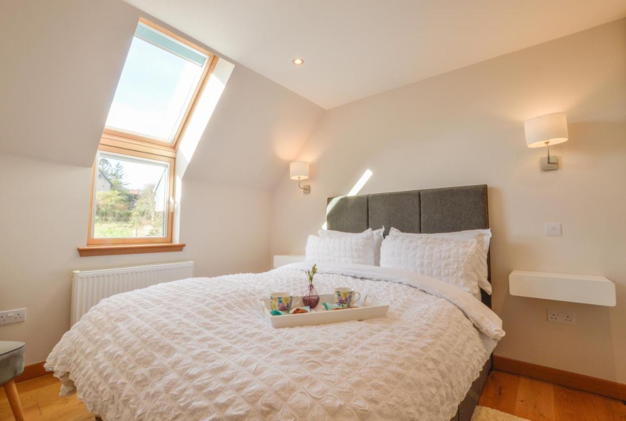 Rowan Tree Apartment - A Modern, Quiet Hideaway With Sweeping Views Across Oban Bagian luar foto